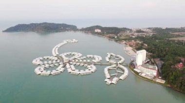 Port Dickson, Negeri Sembilan / Malezya - 25 Ocak 2020: Hibiscus çiçeği ve damga şeklinde oteller ve tatil beldeleri