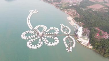 Port Dickson, Negeri Sembilan / Malezya - 25 Ocak 2020: Hibiscus çiçeği ve damga şeklinde oteller ve tatil beldeleri