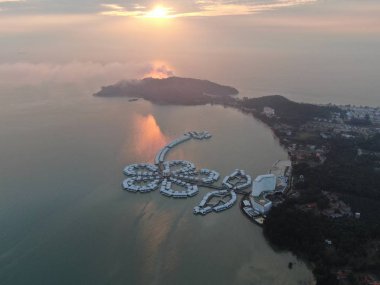 Port Dickson, Negeri Sembilan / Malezya - 25 Ocak 2020: Hibiscus çiçeği ve damga şeklinde oteller ve tatil beldeleri