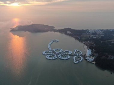 Port Dickson, Negeri Sembilan / Malezya - 25 Ocak 2020: Hibiscus çiçeği ve damga şeklinde oteller ve tatil beldeleri