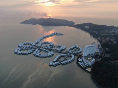 Port Dickson, Negeri Sembilan / Malezya - 25 Ocak 2020: Hibiscus çiçeği ve damga şeklinde oteller ve tatil beldeleri