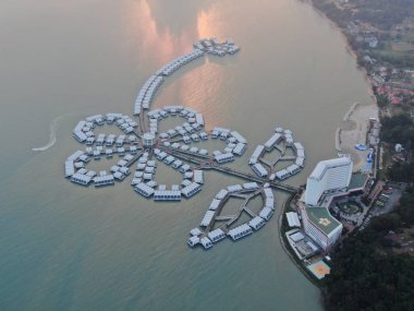 Port Dickson, Negeri Sembilan / Malezya - 25 Ocak 2020: Hibiscus çiçeği ve damga şeklinde oteller ve tatil beldeleri