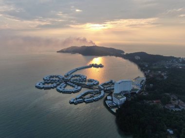 Port Dickson, Negeri Sembilan / Malezya - 25 Ocak 2020: Hibiscus çiçeği ve damga şeklinde oteller ve tatil beldeleri
