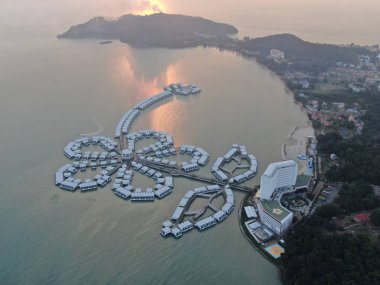 Port Dickson, Negeri Sembilan / Malezya - 25 Ocak 2020: Hibiscus çiçeği ve damga şeklinde oteller ve tatil beldeleri