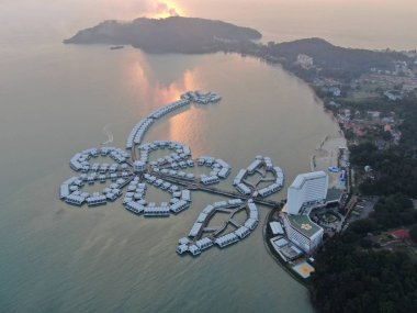 Port Dickson, Negeri Sembilan / Malezya - 25 Ocak 2020: Hibiscus çiçeği ve damga şeklinde oteller ve tatil beldeleri