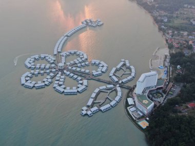 Port Dickson, Negeri Sembilan / Malezya - 25 Ocak 2020: Hibiscus çiçeği ve damga şeklinde oteller ve tatil beldeleri