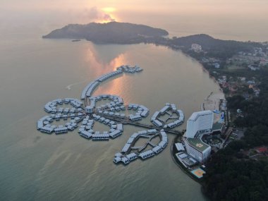 Port Dickson, Negeri Sembilan / Malezya - 25 Ocak 2020: Hibiscus çiçeği ve damga şeklinde oteller ve tatil beldeleri