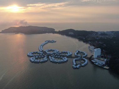 Port Dickson, Negeri Sembilan / Malezya - 25 Ocak 2020: Hibiscus çiçeği ve damga şeklinde oteller ve tatil beldeleri