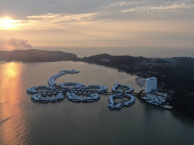 Port Dickson, Negeri Sembilan / Malezya - 25 Ocak 2020: Hibiscus çiçeği ve damga şeklinde oteller ve tatil beldeleri