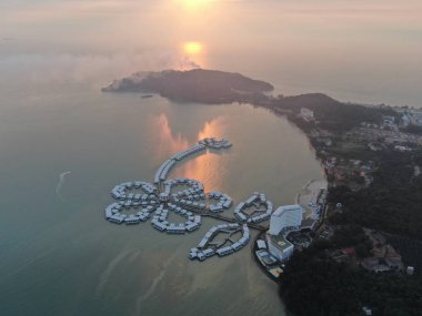 Port Dickson, Negeri Sembilan / Malezya - 25 Ocak 2020: Hibiscus çiçeği ve damga şeklinde oteller ve tatil beldeleri