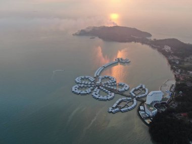 Port Dickson, Negeri Sembilan / Malezya - 25 Ocak 2020: Hibiscus çiçeği ve damga şeklinde oteller ve tatil beldeleri