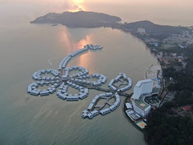 Port Dickson, Negeri Sembilan / Malezya - 25 Ocak 2020: Hibiscus çiçeği ve damga şeklinde oteller ve tatil beldeleri