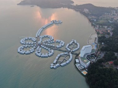 Port Dickson, Negeri Sembilan / Malezya - 25 Ocak 2020: Hibiscus çiçeği ve damga şeklinde oteller ve tatil beldeleri