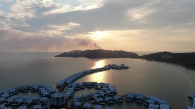 Port Dickson, Negeri Sembilan / Malezya - 25 Ocak 2020: Hibiscus çiçeği ve damga şeklinde oteller ve tatil beldeleri