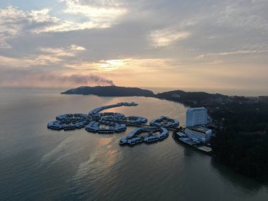 Port Dickson, Negeri Sembilan / Malezya - 25 Ocak 2020: Hibiscus çiçeği ve damga şeklinde oteller ve tatil beldeleri