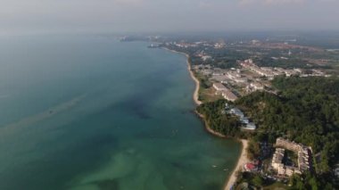 Port Dickson, Negeri Sembilan / Malezya - 25 Ocak 2020: Hibiscus çiçeği ve damga şeklinde oteller ve tatil beldeleri