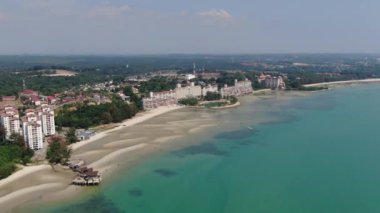 Port Dickson, Negeri Sembilan / Malezya - 25 Ocak 2020: Hibiscus çiçeği ve damga şeklinde oteller ve tatil beldeleri