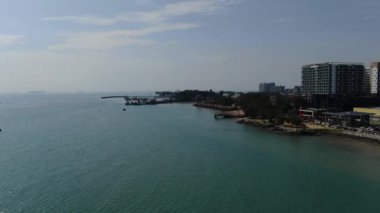 Port Dickson, Negeri Sembilan / Malezya - 25 Ocak 2020: Hibiscus çiçeği ve damga şeklinde oteller ve tatil beldeleri