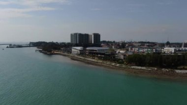 Port Dickson, Negeri Sembilan / Malezya - 25 Ocak 2020: Hibiscus çiçeği ve damga şeklinde oteller ve tatil beldeleri