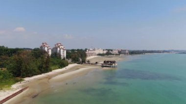 Port Dickson, Negeri Sembilan / Malezya - 25 Ocak 2020: Hibiscus çiçeği ve damga şeklinde oteller ve tatil beldeleri