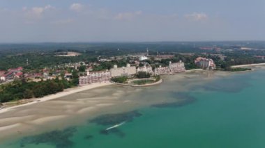 Port Dickson, Negeri Sembilan / Malezya - 25 Ocak 2020: Hibiscus çiçeği ve damga şeklinde oteller ve tatil beldeleri