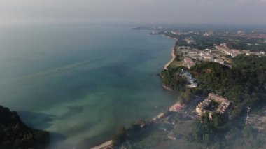 Port Dickson, Negeri Sembilan / Malezya - 25 Ocak 2020: Hibiscus çiçeği ve damga şeklinde oteller ve tatil beldeleri