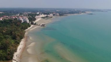 Port Dickson, Negeri Sembilan / Malezya - 25 Ocak 2020: Hibiscus çiçeği ve damga şeklinde oteller ve tatil beldeleri