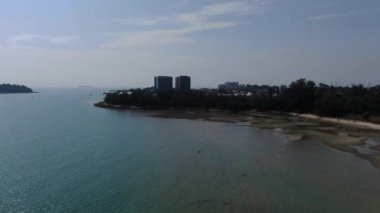 Port Dickson, Negeri Sembilan / Malezya - 25 Ocak 2020: Hibiscus çiçeği ve damga şeklinde oteller ve tatil beldeleri