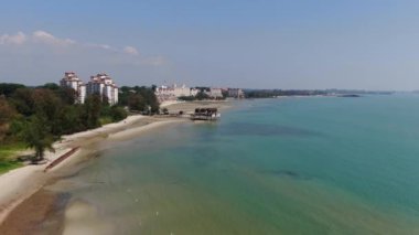 Port Dickson, Negeri Sembilan / Malezya - 25 Ocak 2020: Hibiscus çiçeği ve damga şeklinde oteller ve tatil beldeleri