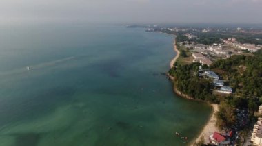 Port Dickson, Negeri Sembilan / Malezya - 25 Ocak 2020: Hibiscus çiçeği ve damga şeklinde oteller ve tatil beldeleri