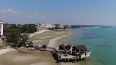 Port Dickson, Negeri Sembilan / Malezya - 25 Ocak 2020: Hibiscus çiçeği ve damga şeklinde oteller ve tatil beldeleri
