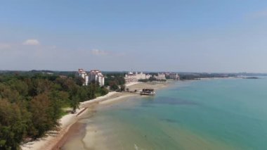Port Dickson, Negeri Sembilan / Malezya - 25 Ocak 2020: Hibiscus çiçeği ve damga şeklinde oteller ve tatil beldeleri