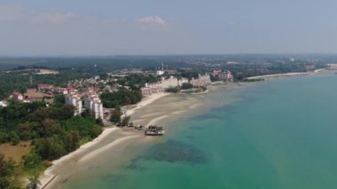 Port Dickson, Negeri Sembilan / Malezya - 25 Ocak 2020: Hibiscus çiçeği ve damga şeklinde oteller ve tatil beldeleri