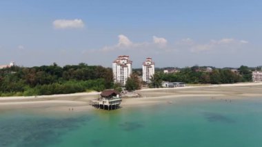 Port Dickson, Negeri Sembilan / Malezya - 25 Ocak 2020: Hibiscus çiçeği ve damga şeklinde oteller ve tatil beldeleri
