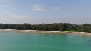 Port Dickson, Negeri Sembilan / Malezya - 25 Ocak 2020: Hibiscus çiçeği ve damga şeklinde oteller ve tatil beldeleri