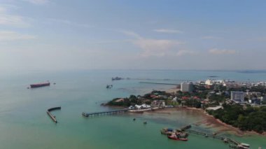 Port Dickson, Negeri Sembilan / Malezya - 25 Ocak 2020: Hibiscus çiçeği ve damga şeklinde oteller ve tatil beldeleri