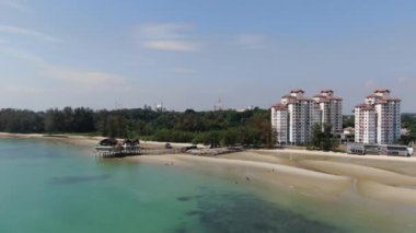 Port Dickson, Negeri Sembilan / Malezya - 25 Ocak 2020: Hibiscus çiçeği ve damga şeklinde oteller ve tatil beldeleri