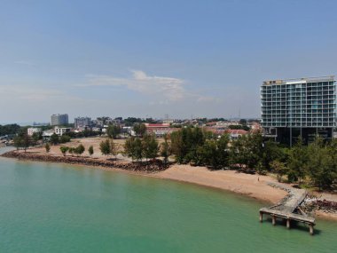 Port Dickson, Negeri Sembilan / Malezya - 25 Ocak 2020: Hibiscus çiçeği ve damga şeklinde oteller ve tatil beldeleri