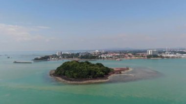 Port Dickson, Negeri Sembilan / Malezya - 25 Ocak 2020: Hibiscus çiçeği ve damga şeklinde oteller ve tatil beldeleri