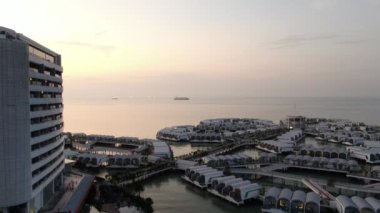 Port Dickson, Negeri Sembilan / Malezya - 25 Ocak 2020: Hibiscus çiçeği ve damga şeklinde oteller ve tatil beldeleri