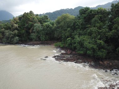 Santubong, Sarawak / Malezya - 1 Şubat 2020: The Scenic Santubong Village, Santubong bölgesi sahili ve kıyı manzarası, Sarawak eyaleti Borneo; güçlü Santubong Dağı arka planda