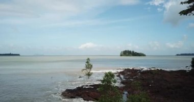 Santubong, Sarawak / Malezya - 1 Şubat 2020: The Scenic Santubong Village, Santubong bölgesi sahili ve kıyı manzarası, Sarawak eyaleti Borneo; güçlü Santubong Dağı arka planda