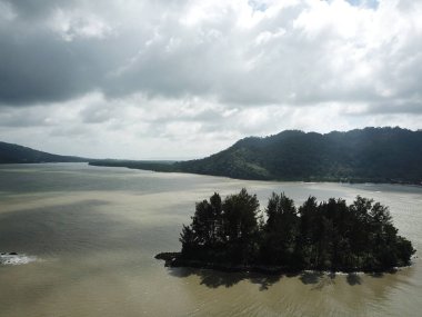 Santubong, Sarawak / Malezya - 1 Şubat 2020: The Scenic Santubong Village, Santubong bölgesi sahili ve kıyı manzarası, Sarawak eyaleti Borneo; güçlü Santubong Dağı arka planda