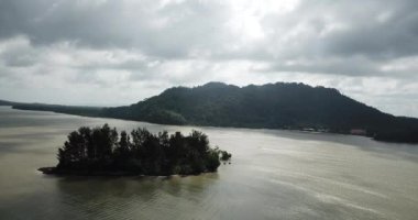Santubong, Sarawak / Malezya - 1 Şubat 2020: The Scenic Santubong Village, Santubong bölgesi sahili ve kıyı manzarası, Sarawak eyaleti Borneo; güçlü Santubong Dağı arka planda