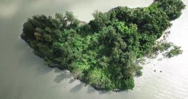 Santubong, Sarawak / Malezya - 1 Şubat 2020: The Scenic Santubong Village, Santubong bölgesi sahili ve kıyı manzarası, Sarawak eyaleti Borneo; güçlü Santubong Dağı arka planda