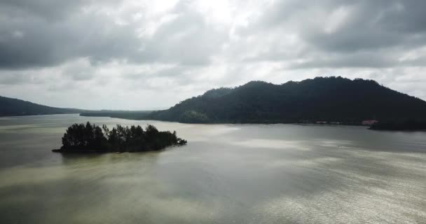 サラワク州サントゥオン 2020年2月1日 ボルネオ島サラワク州サントゥオン地区の景観 ビーチ 海岸風景 背景には力強いサントゥオン山がある — ストック動画