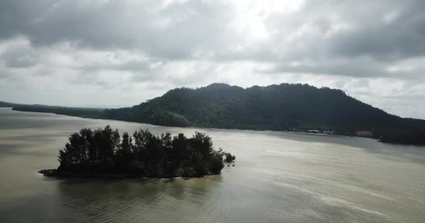 马来西亚沙捞越三都邦 2020年2月1日 婆罗洲沙捞越州三都邦地区的风景 海滩和海岸景观 以雄伟的三都邦山为背景 — 图库视频影像