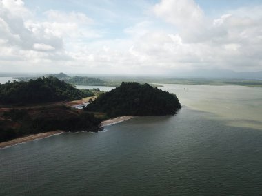 Santubong, Sarawak / Malezya - 1 Şubat 2020: The Scenic Santubong Village, Santubong bölgesi sahili ve kıyı manzarası, Sarawak eyaleti Borneo; güçlü Santubong Dağı arka planda