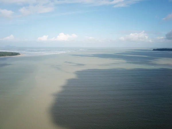 サラワク州サントゥオン 2020年2月1日 ボルネオ島サラワク州サントゥオン地区の景観 ビーチ 海岸風景 背景には力強いサントゥオン山がある — ストック写真