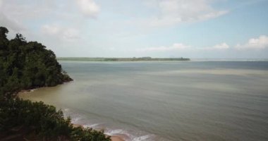 Santubong, Sarawak / Malezya - 1 Şubat 2020: The Scenic Santubong Village, Santubong bölgesi sahili ve kıyı manzarası, Sarawak eyaleti Borneo; güçlü Santubong Dağı arka planda